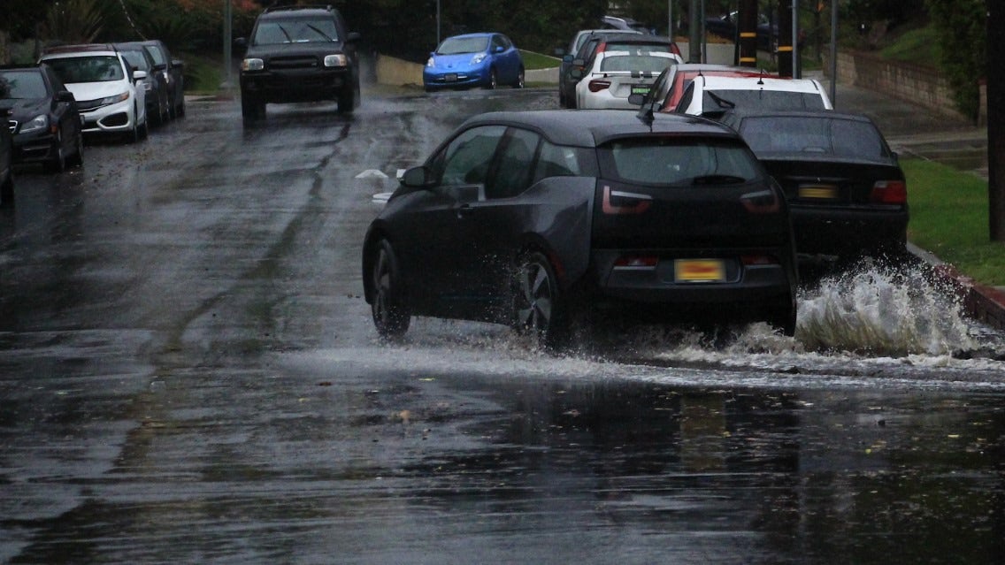 Testa bromsarna efter att du kört genom en pöl som denna