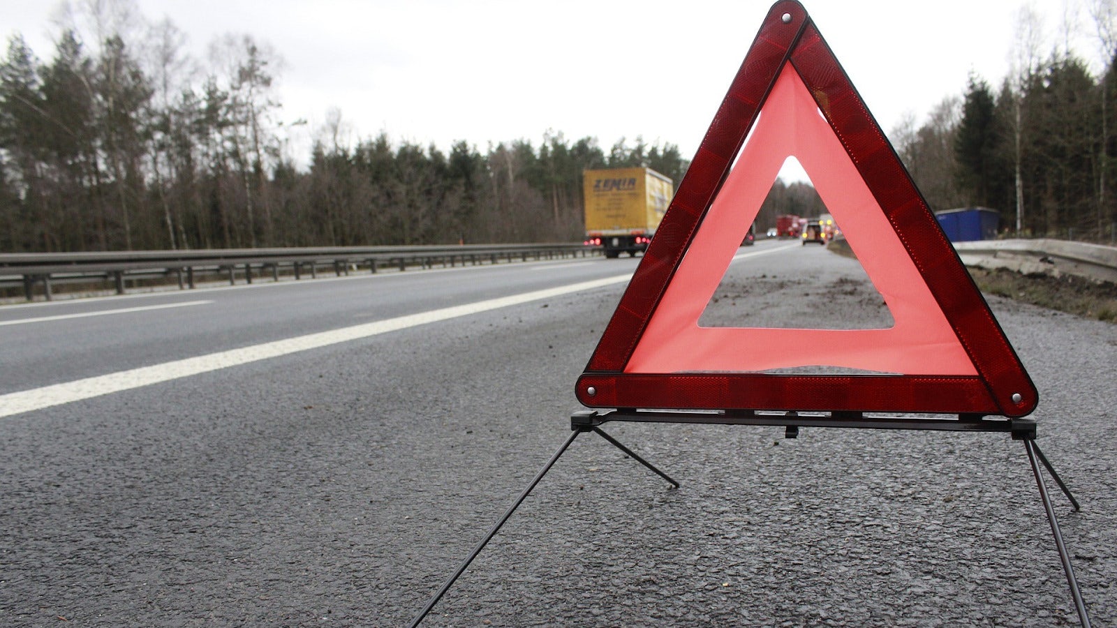 Le triangle d'avertissement doit être clairement visible!