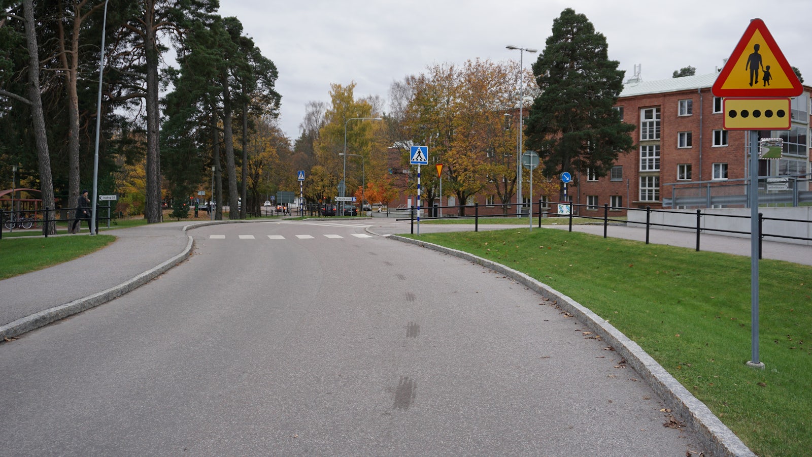 Varningsskylt med fem prickar anger att personer med nedsatt syn är vanligt förekommande på denna plats.