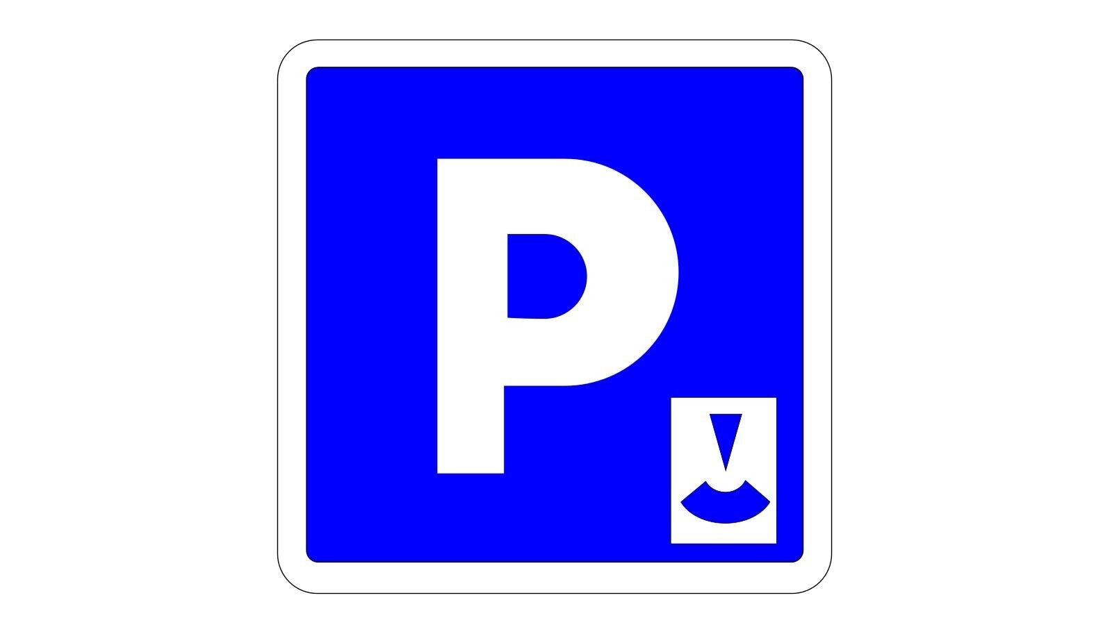 Panneau du stationnement gratuit à durée limitée contrôlée par disque.