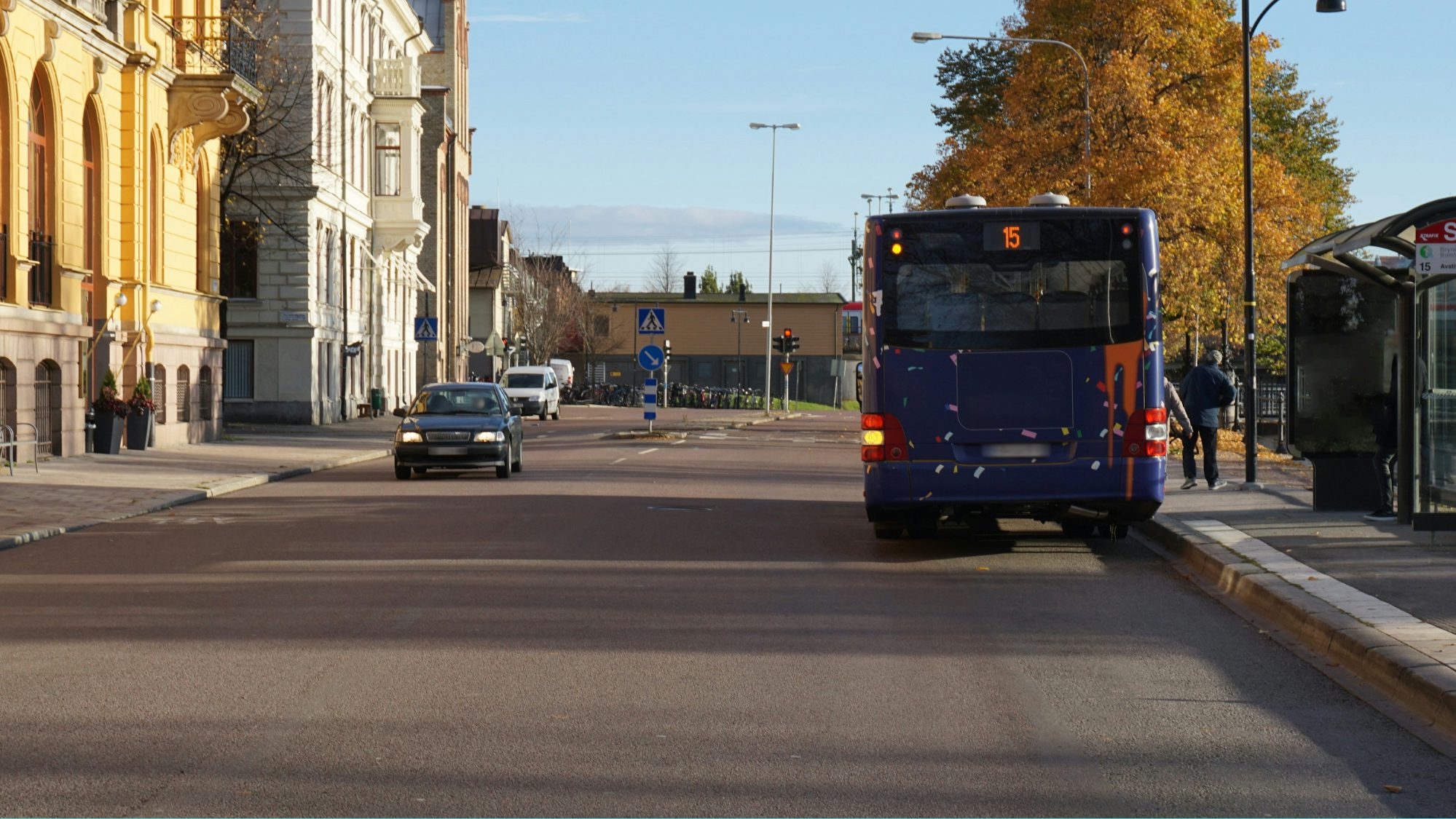 Buss som blinkar att den vill köra ut på vägen igen.