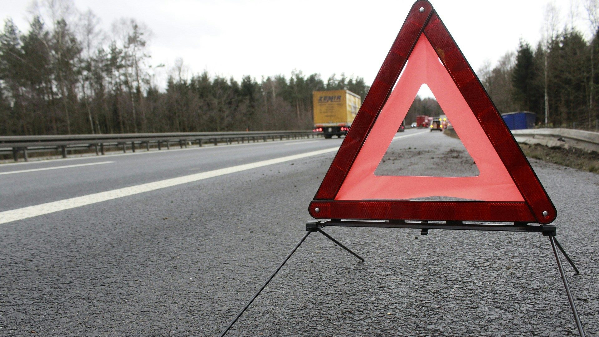 En varningstriangel som är utsatt i vägrenen på en motorväg.