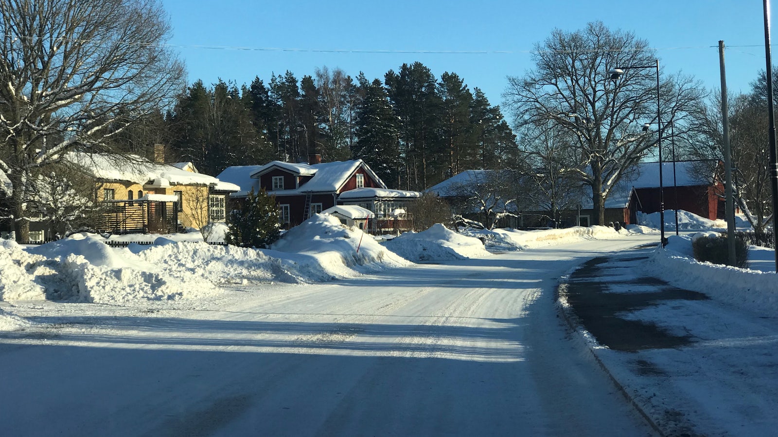 Vinterväglag i tätbebyggt område.