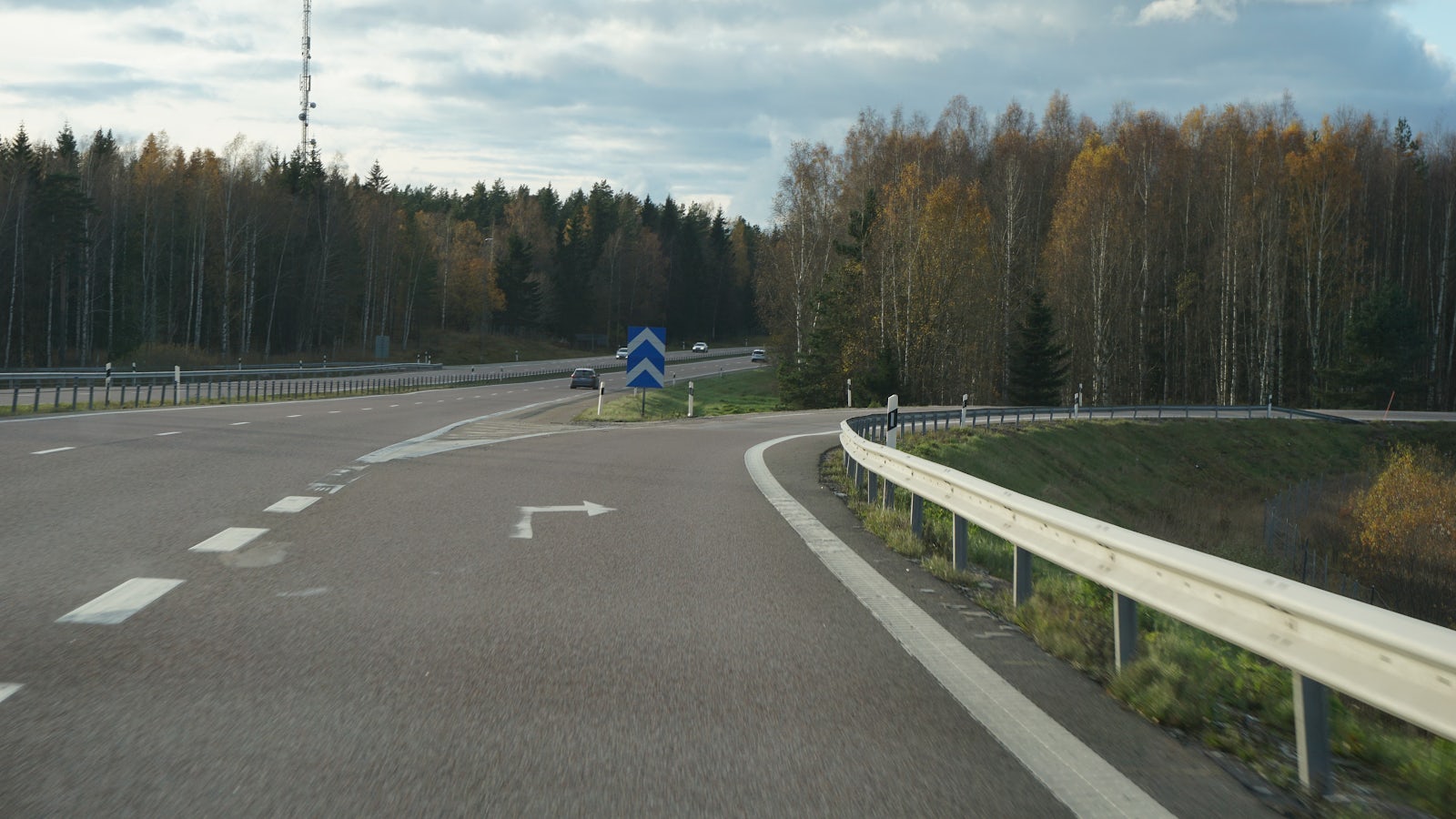 Avfart till höger från motorväg.