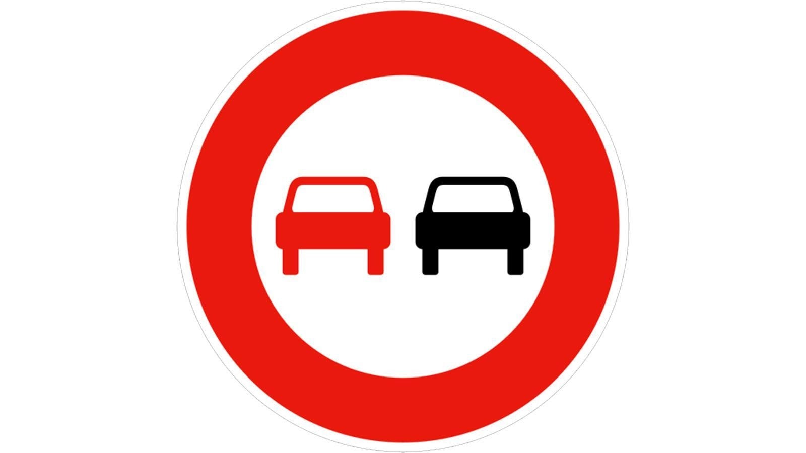 Panneau aucun dépassement autorisé. Ce panneau interdit le dépassement de tous les véhicules à moteur, à l'exception des deux-roues (cyclomoteurs, motos).