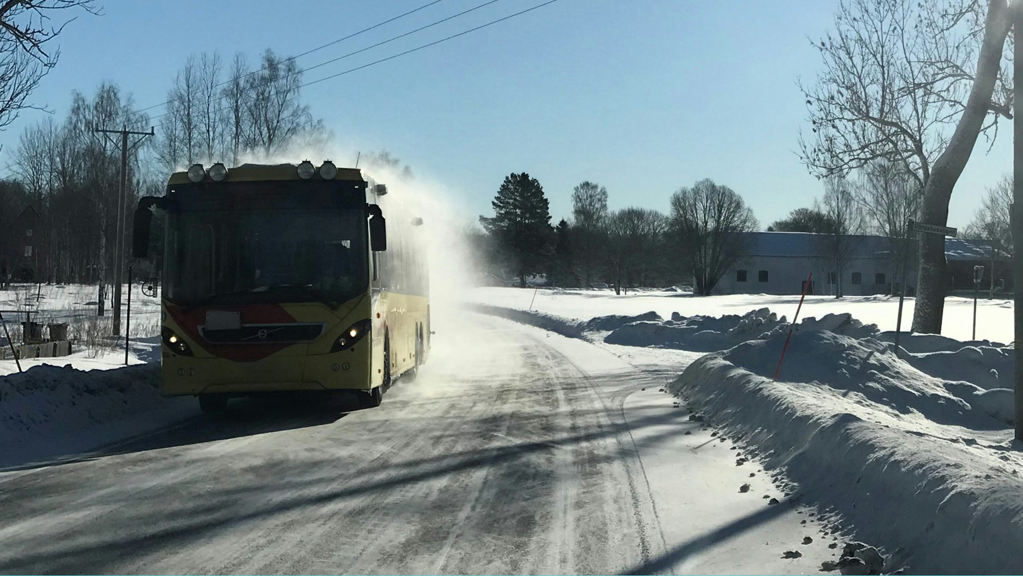 Bild på mötande buss som ger av sig massvis med snörök.