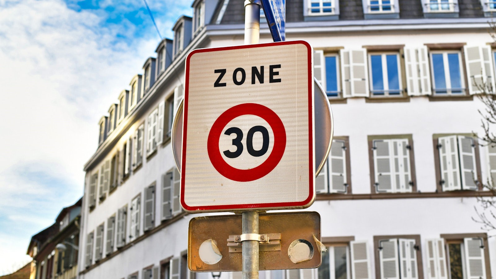 Ceci est un panneau de zone de vitesse