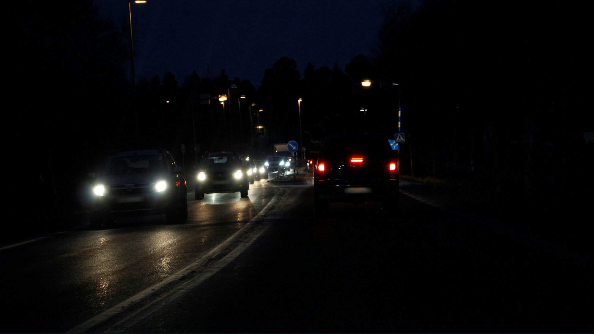 Mötande bilar under nattkörning