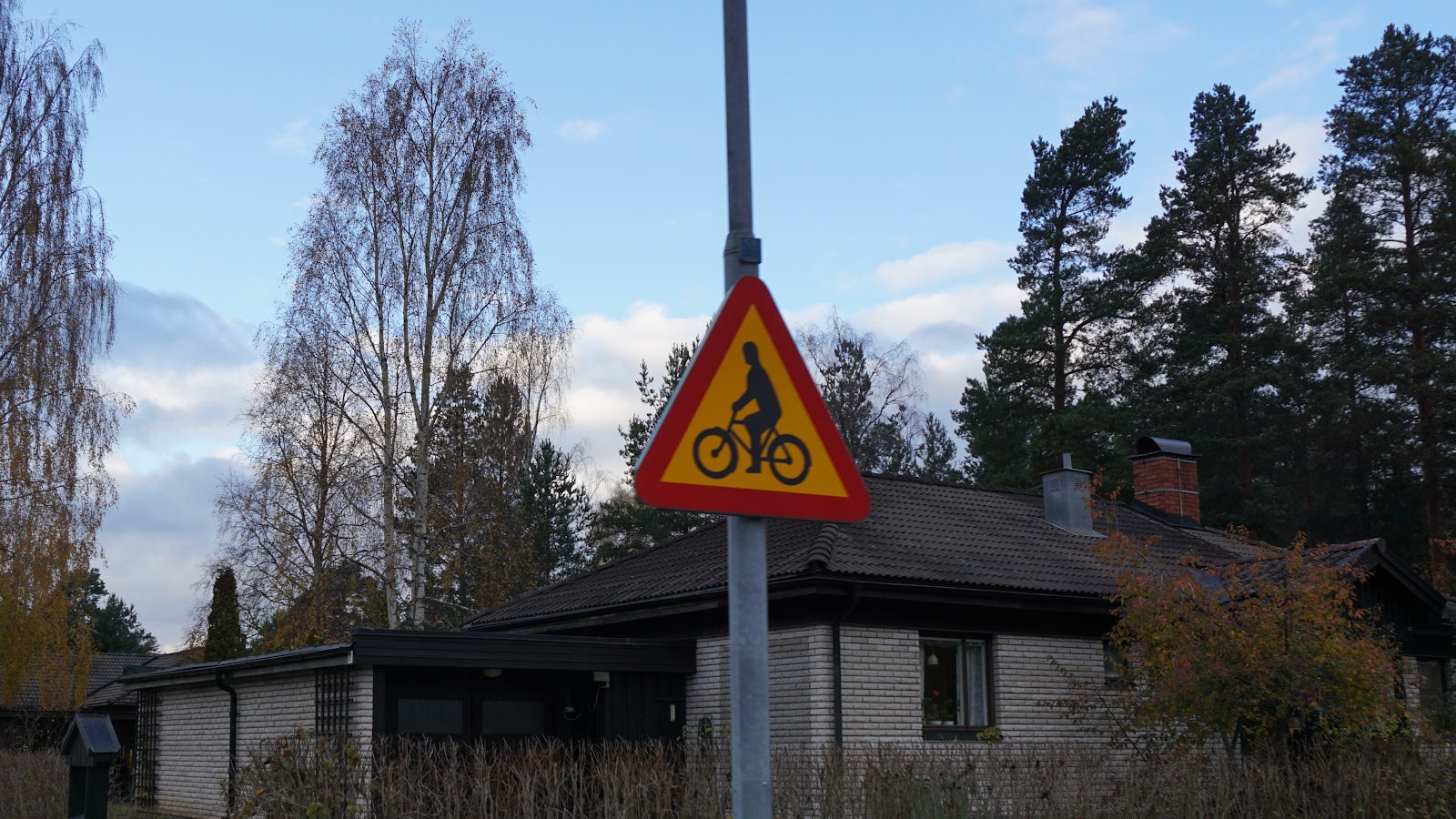 Bild på varningsskylt. Varning för cyklande och mopedförare