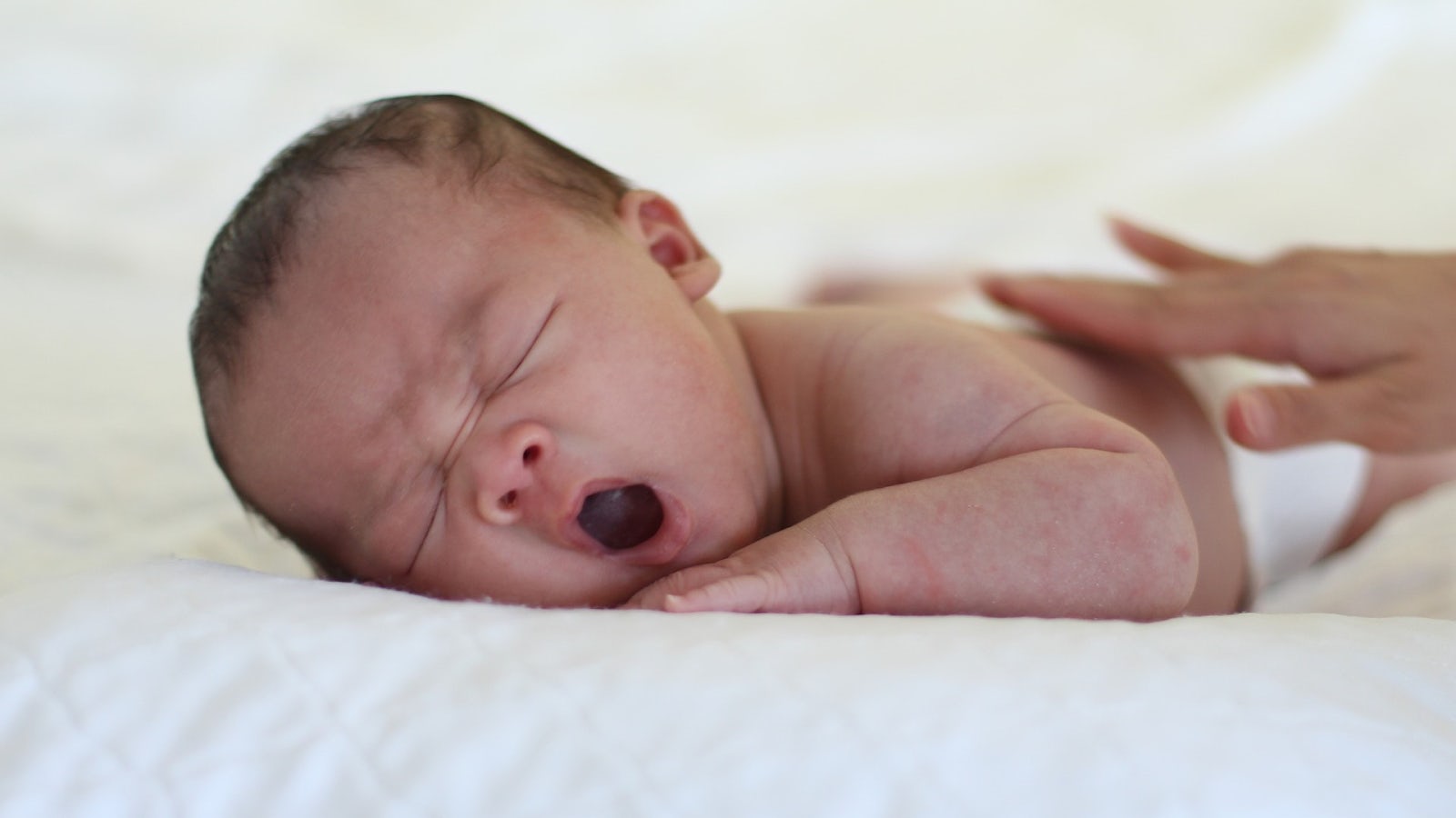 Ett nyfött barn som gäspar.