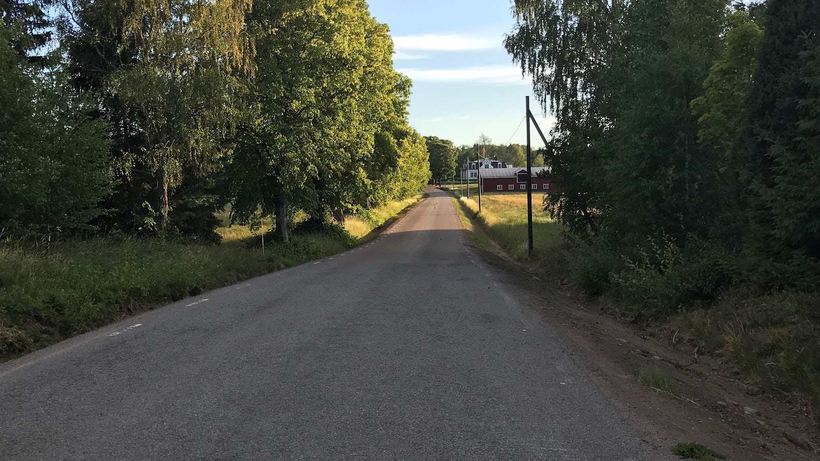 Landsväg utan trafik där hastighetsbegränsningen 70 km/h gäller.