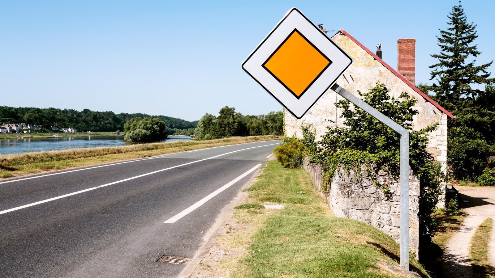 Panneau de route prioritaire