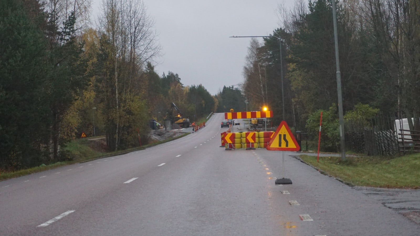 Vägarbete på höger sida av vägen.