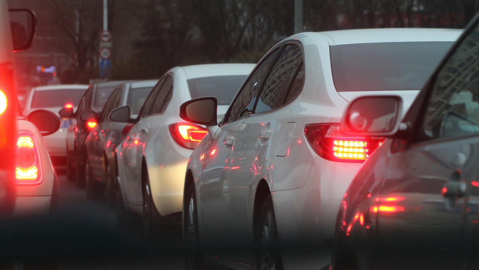 Soyez prêt à éteindre la voiture pendant, par exemple, des files d'attente denses.