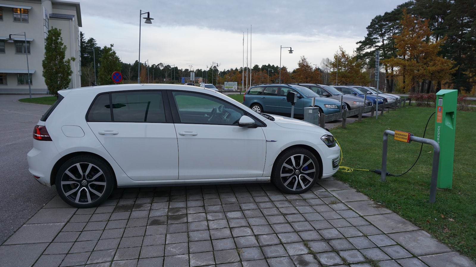 Detta är en hybridbil där elmotorn används vid kortare resor och laddas upp på jobbet